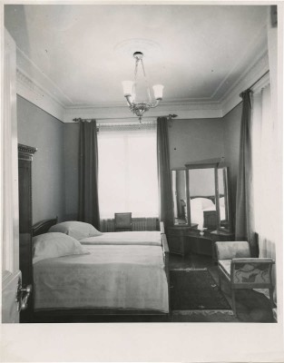 Лот из восьми фотографий работы Н. Грановского... М., 1950–1951.